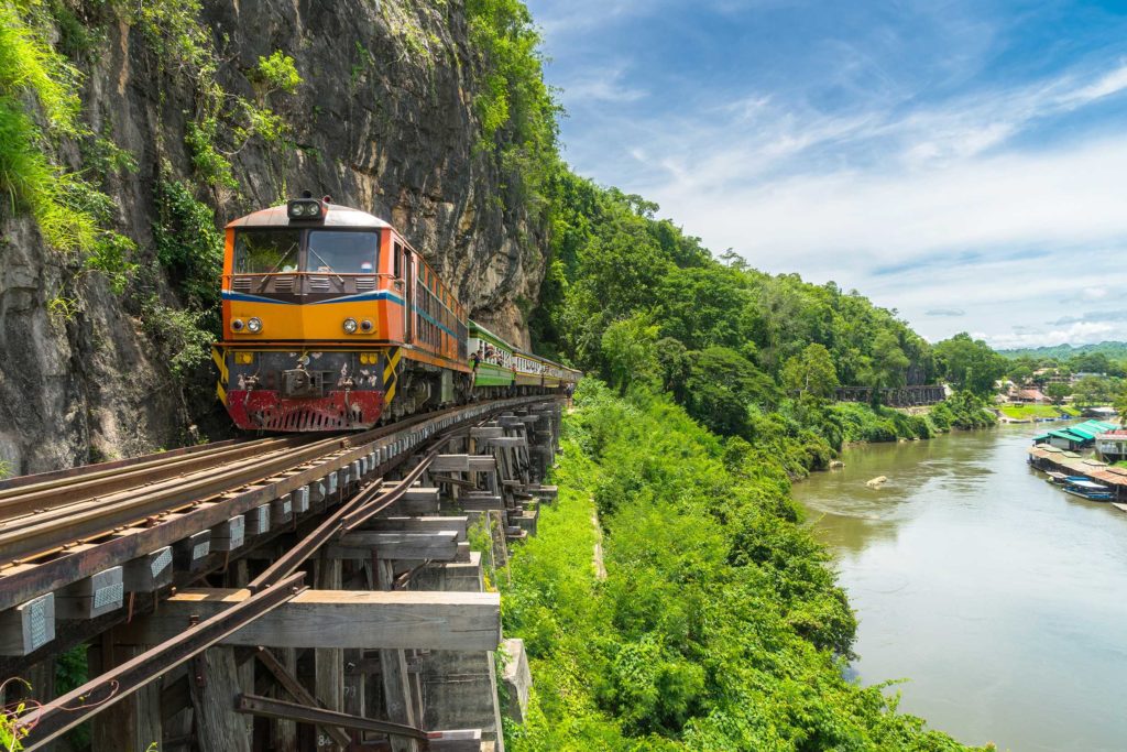 Train en Thaïlande qui longe une rivière