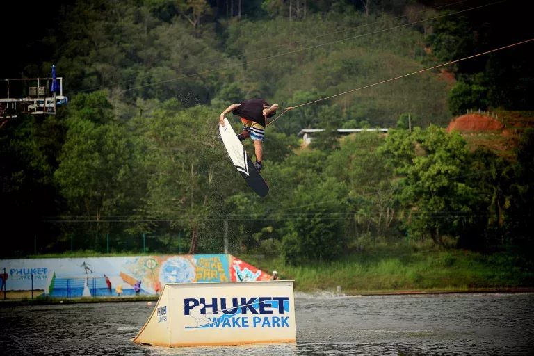 Faire du wakeboard à Phuket