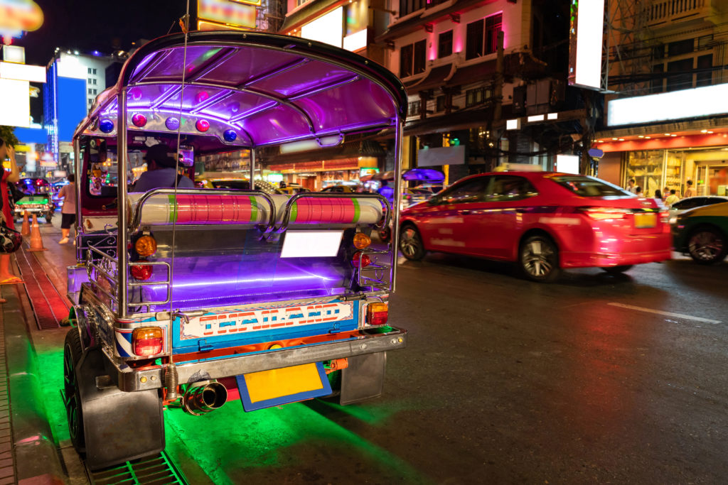 Tuk Tuk à chinatown yaowarat dans la nuit longue exposition à bangkok